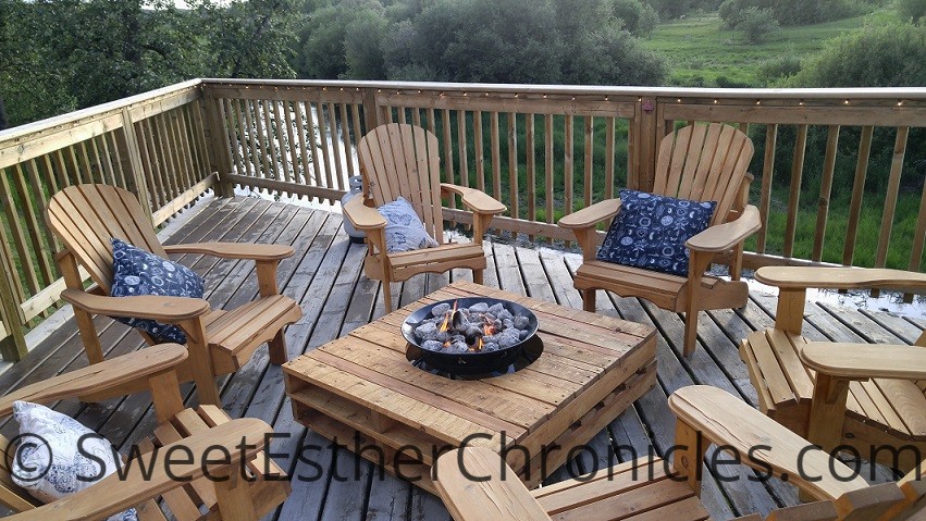 pallet table with deck chairs